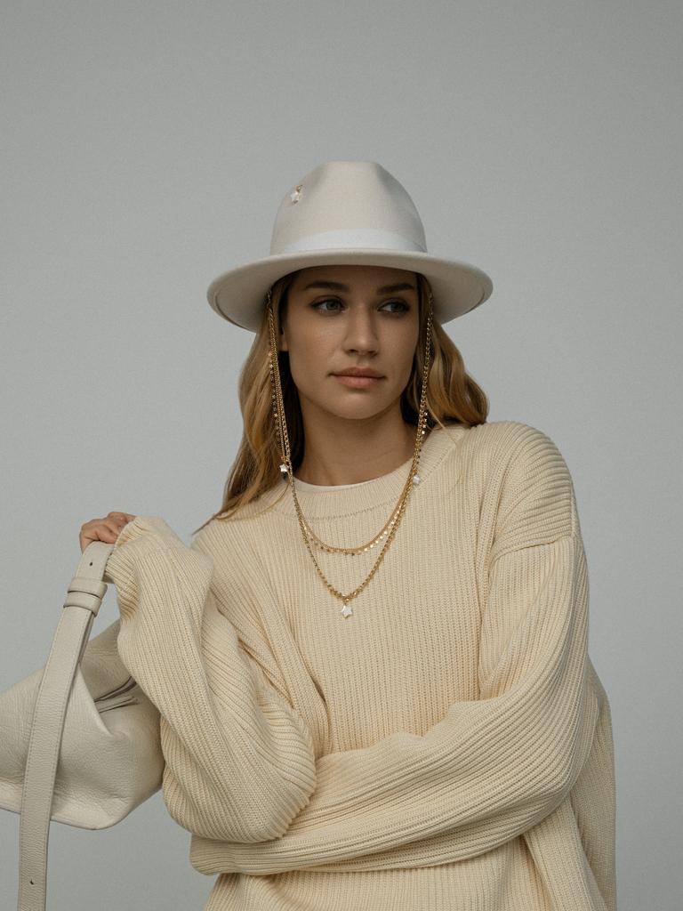 Шляпа федора FF02 из фетра с формованными полями с булавой на тулье и цепочкой «ЗВЕЗДА»/белый