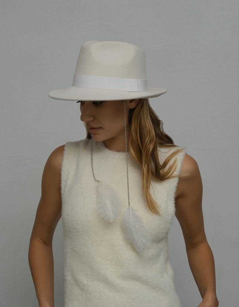 Шляпа федора FF02 из фетра с формованными полями с цепочкой с перьями/белый