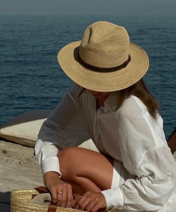 Шляпа федора FF03 из вязаной рафии с кожаным ремешком