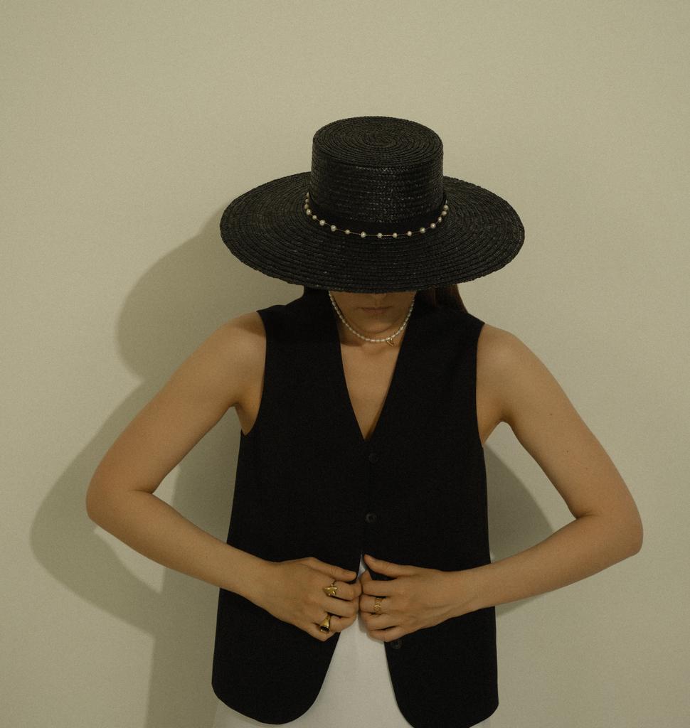 Широкополая шляпа канотье с декором из натурального жемчуга