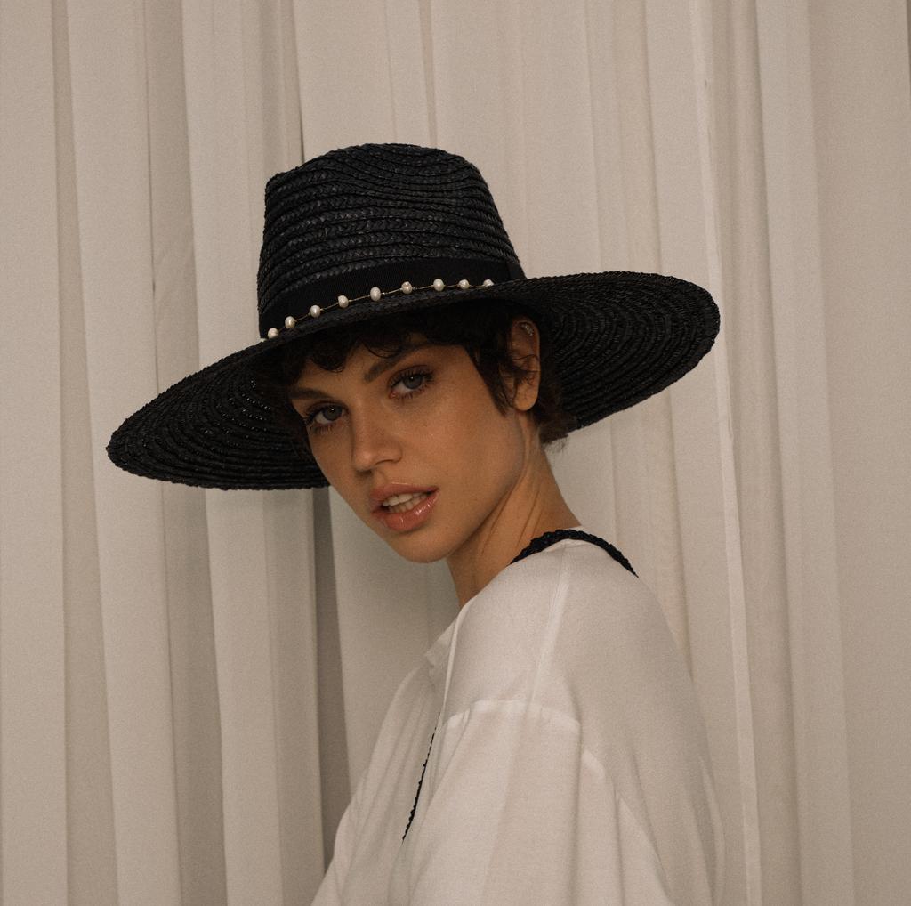 Широкополая шляпа федора с декором из натурального жемчуга/черный