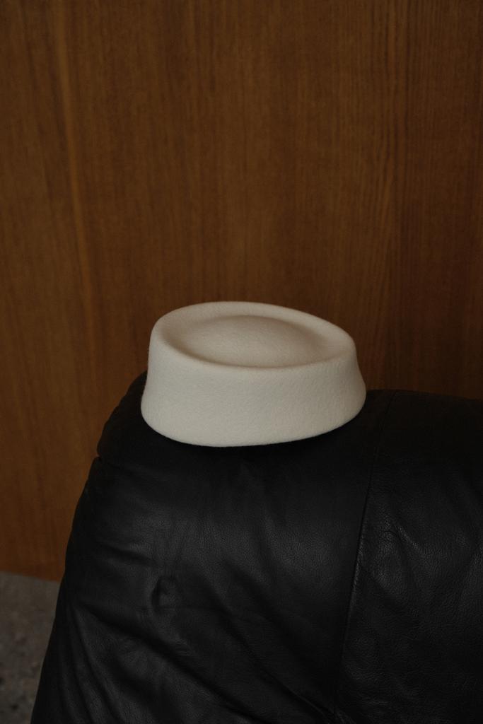 Шляпа-таблетка «ВОГ»-«VOGUE» из фетра/белый