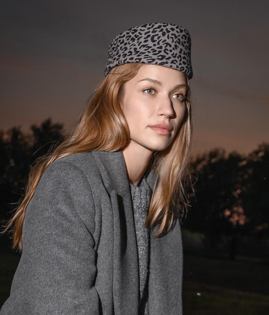 Шляпа-таблетка «ВОГ»-«VOGUE» из фетра/серый леопард