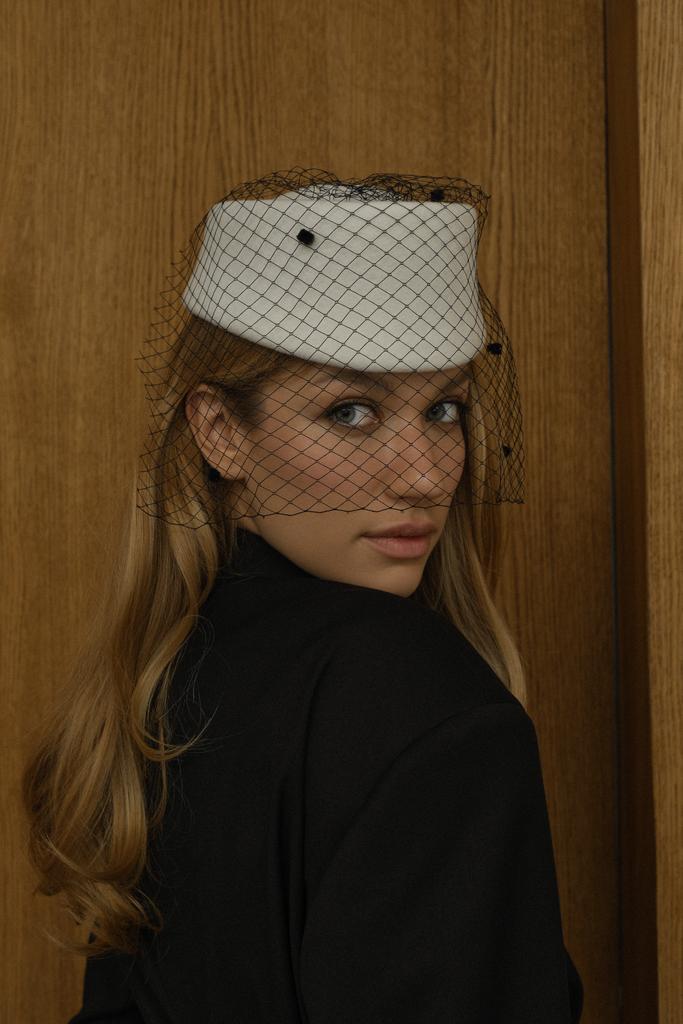 Шляпа-таблетка «ВОГ»-«VOGUE» из фетра с вуалью/белый