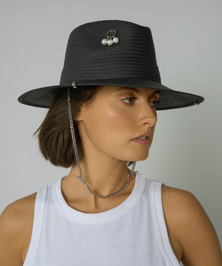 Шляпа федора FF03 широкополая с прямыми полями из лозы с декором/черная