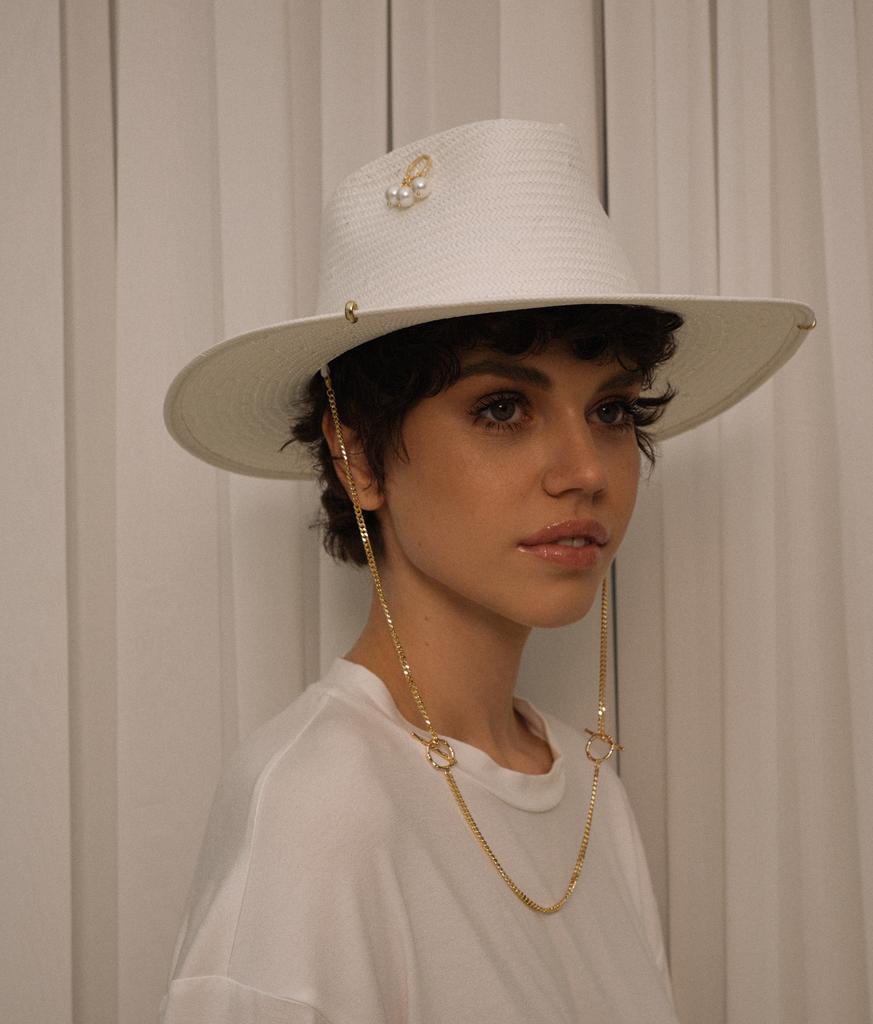 Шляпа федора FF03 широкополая с прямыми полями из лозы с декором/белая