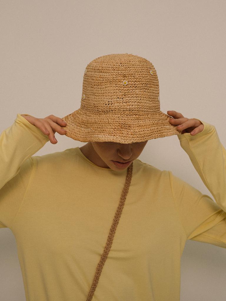 Панама из рафии с ромашками