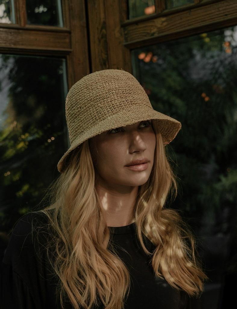Панама из рафии вязаная