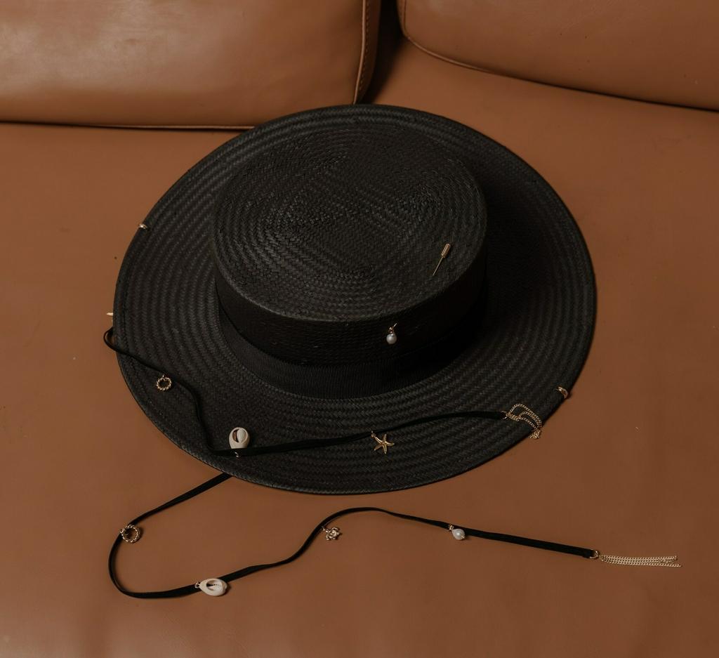 Шляпа канотье из лозы с миниатюрами/черный