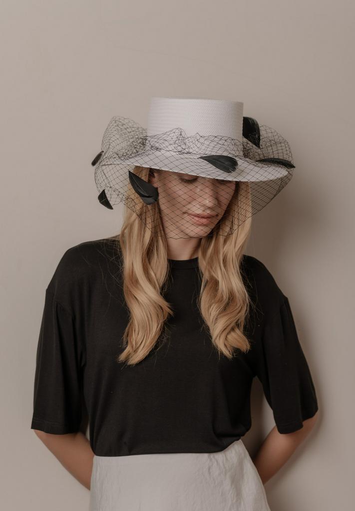 Шляпа канотье из лозы с вуалью и перьями