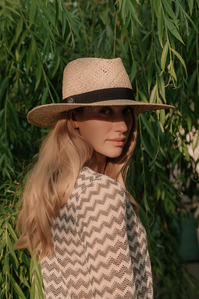 Шляпа федора FF07 из рафии с широкими полями с черной лентой