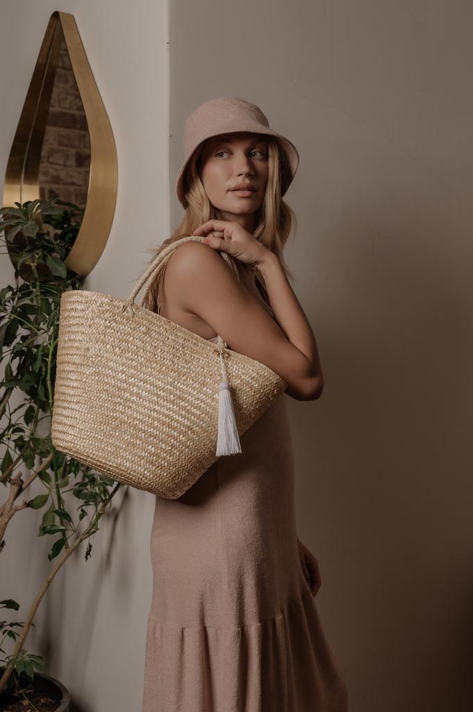 Сумка-корзинка из соломы с удлиненными ручками и белой кисточкой