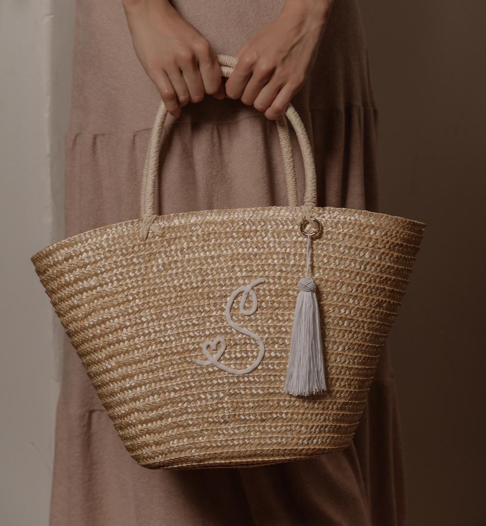Сумка-корзинка из натуральной соломы с удлиненными ручками и персональной вышивкой
