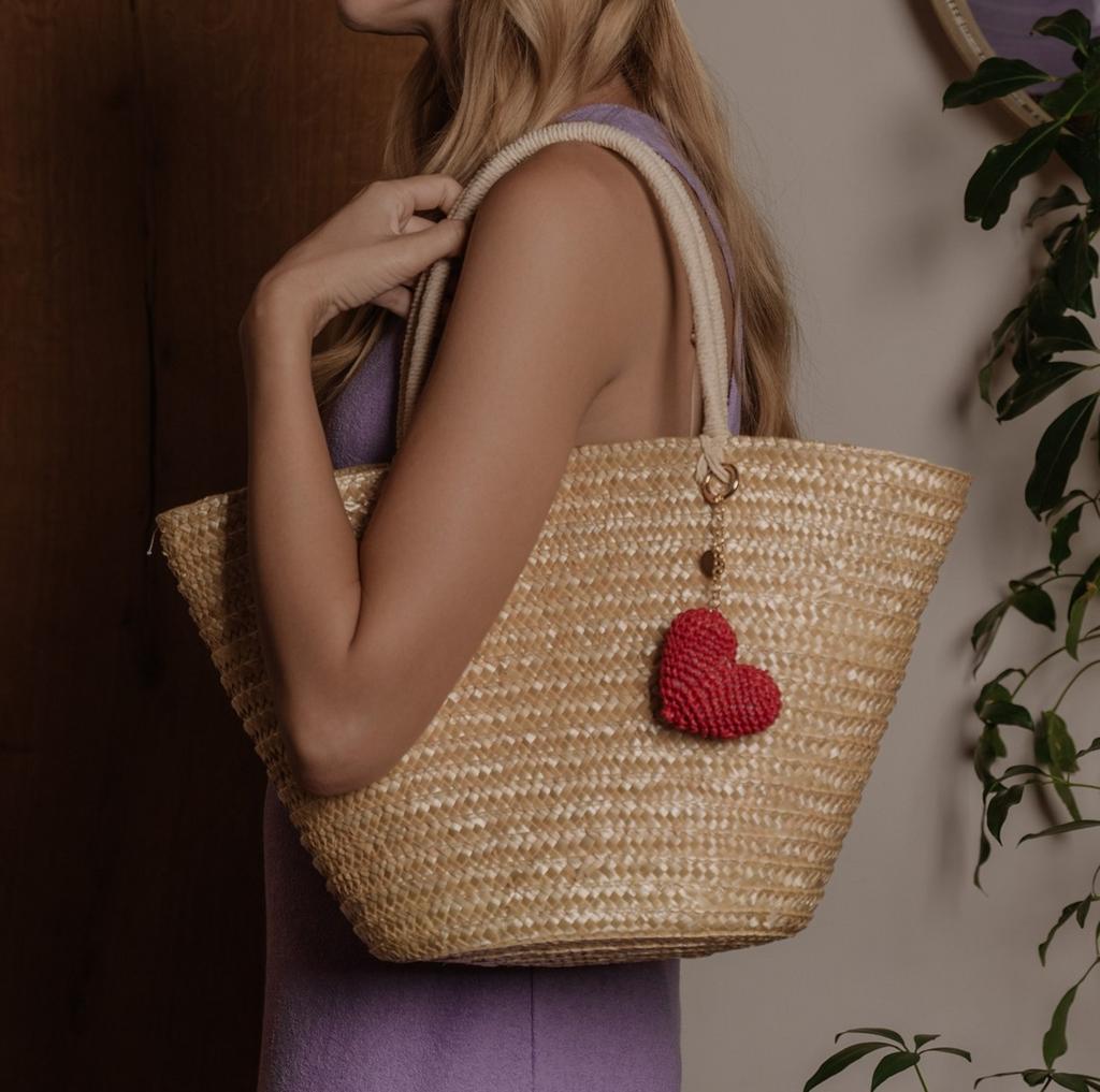 Сумка-корзинка из соломы с удлиненными ручками с брелком «СЕРДЦЕ»/арбузный