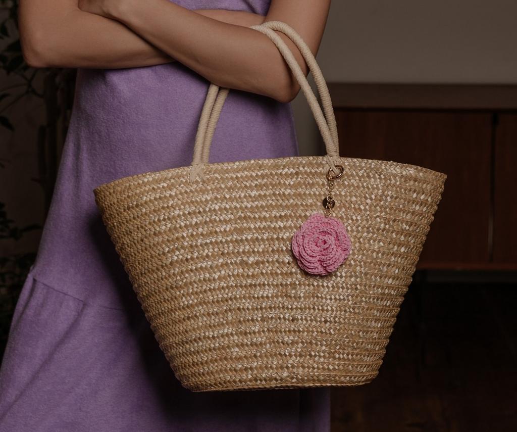 Сумка-корзинка из соломы с удлиненными ручками с брелком «РОЗА»