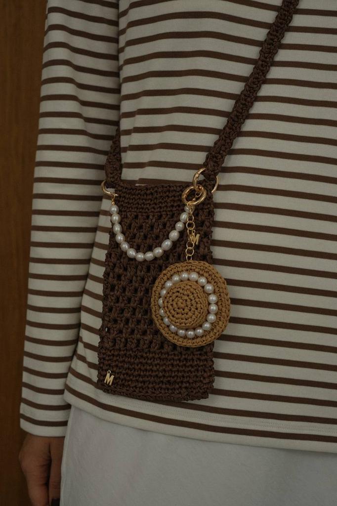 Мини-сумка из рафии с натуральным жемчугом/шоколад