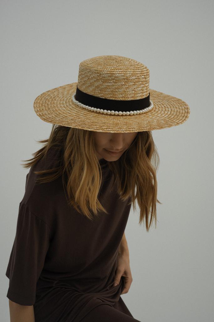 Шляпа канотье соломенное с натуральным жемчугом и лентой горький шоколад