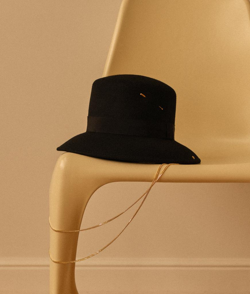 «ОДРИ» мини из фетра с цепочкой под шею и декором/черный