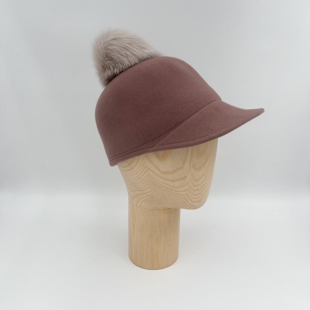 Бейсболка с меховым помпоном/розовая пудра