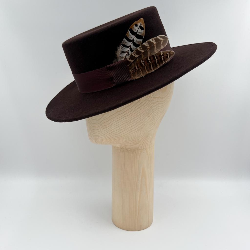 Шляпа канотье из фетра с перьями/горький шоколад