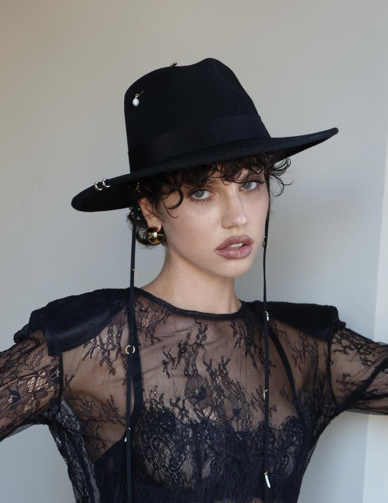 Шляпа федора из фетра с миниатюрами/черная