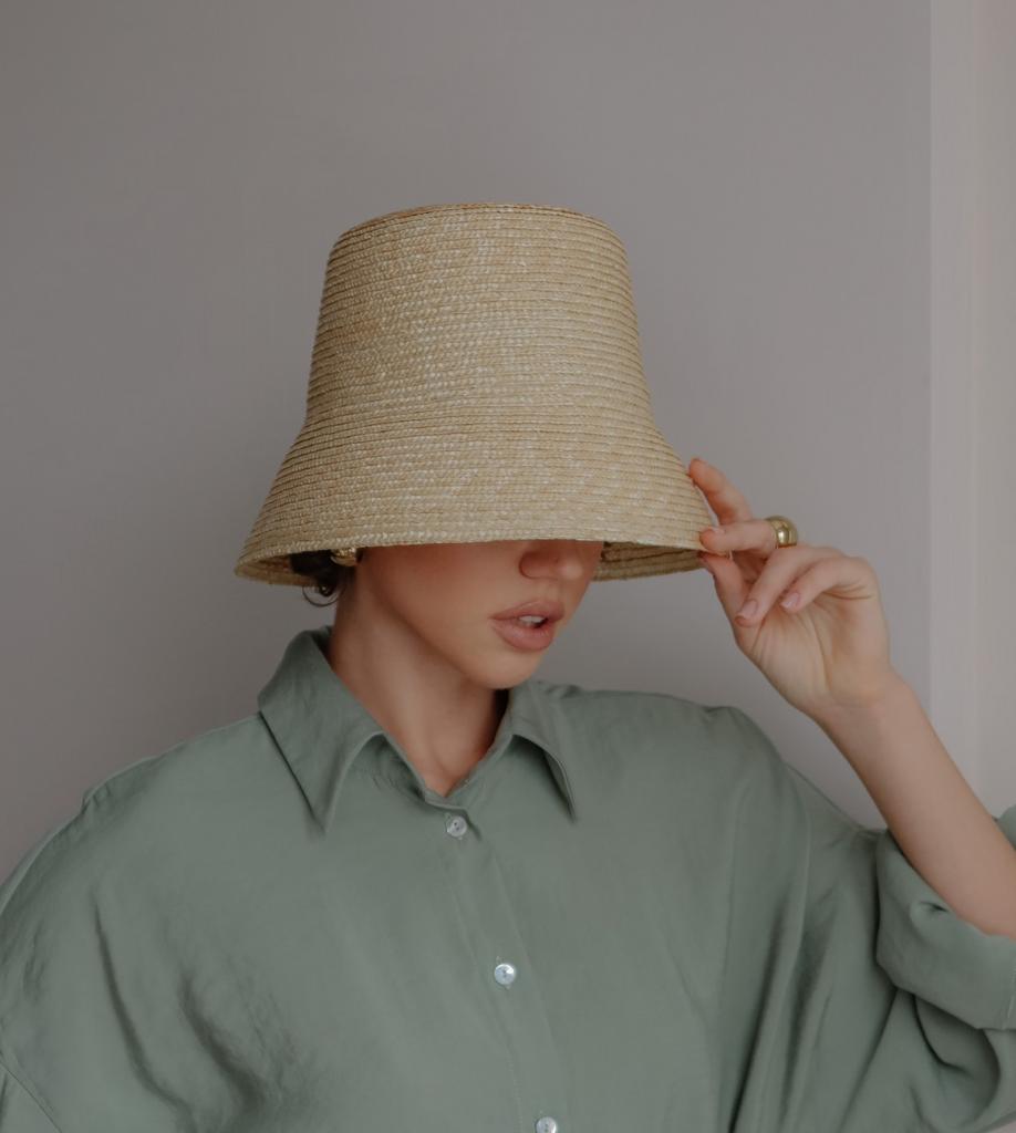 Панама со спущенными полями