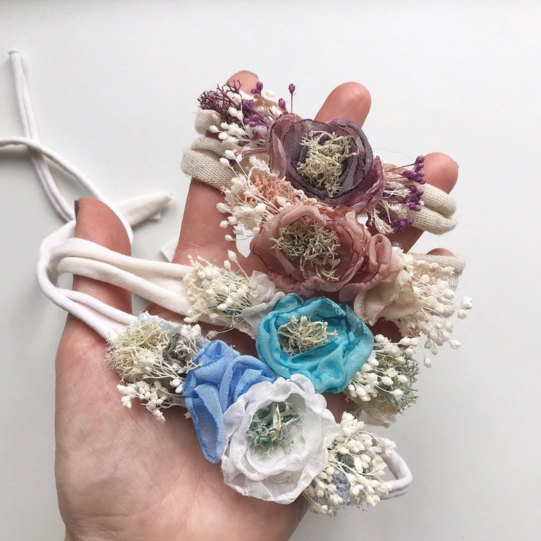 Повязочки на светлой основе