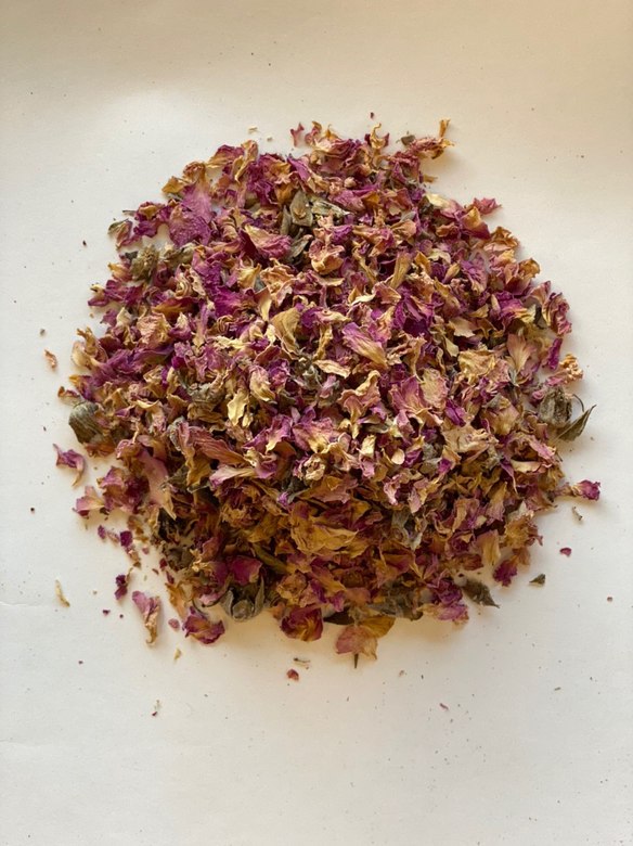 Лепестки чайной розы (Нижегородский шиповник)