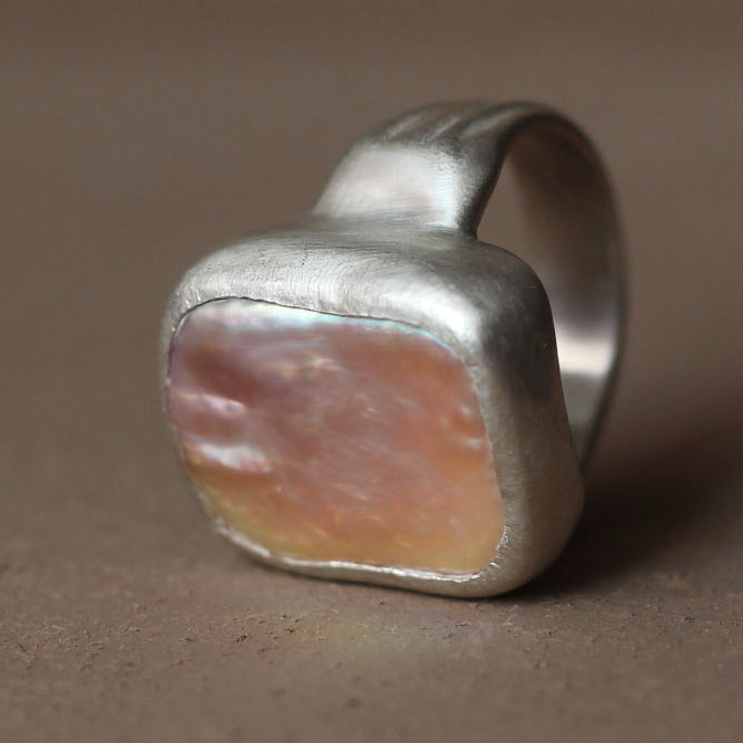 Нега - кольцо с барочной жемчужиной и муассанитом