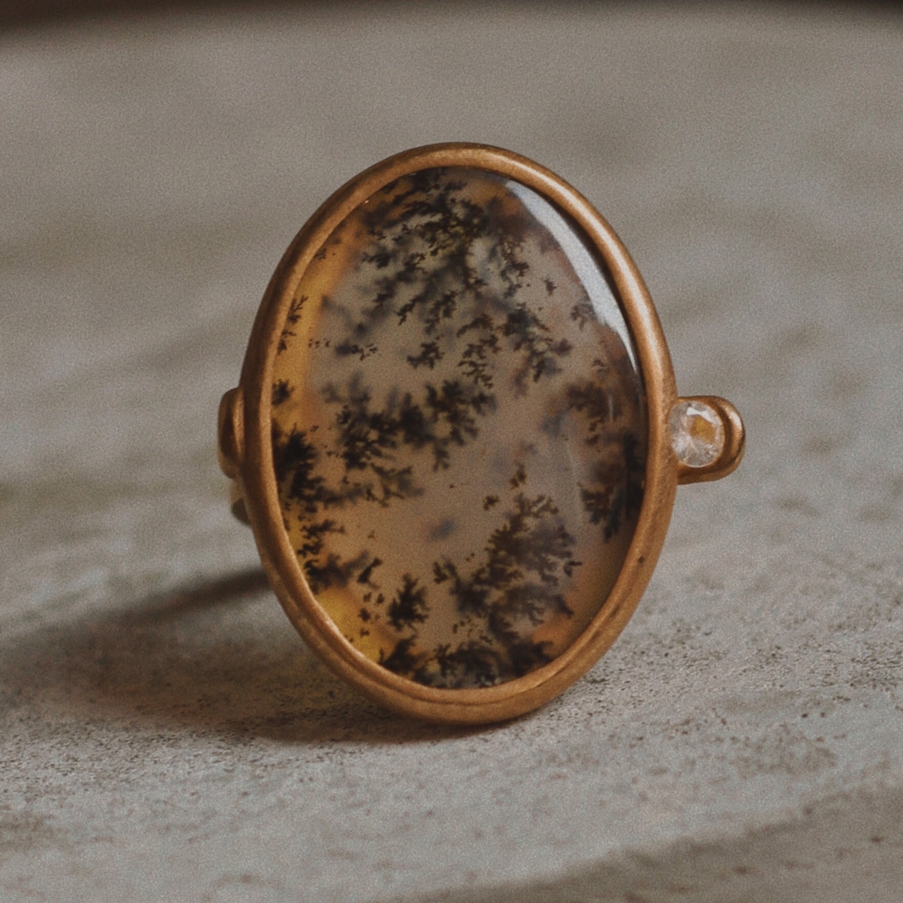 Кольцо с пейзажным агатом и белым сапфиром - позолота