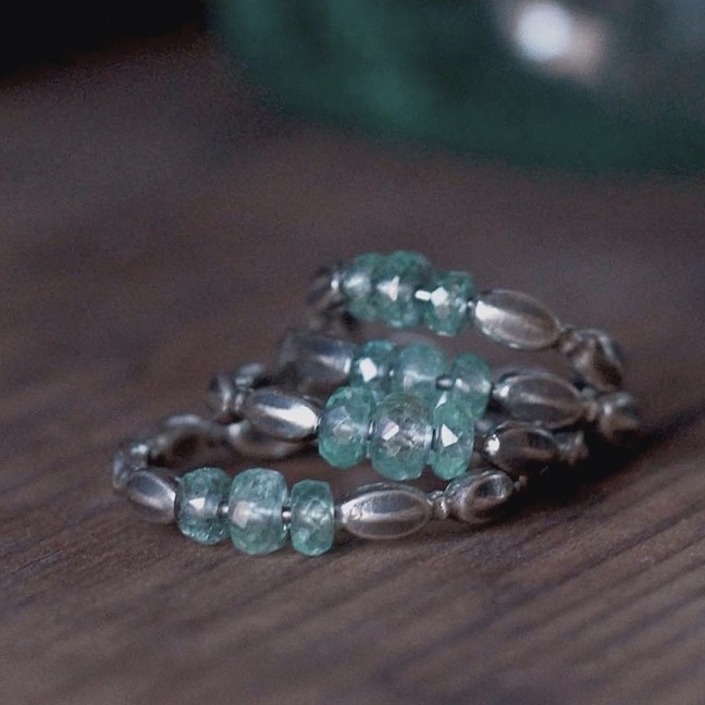 Кольцо с синтезированными изумрудами - Зерно | Emerald Ring - Grain