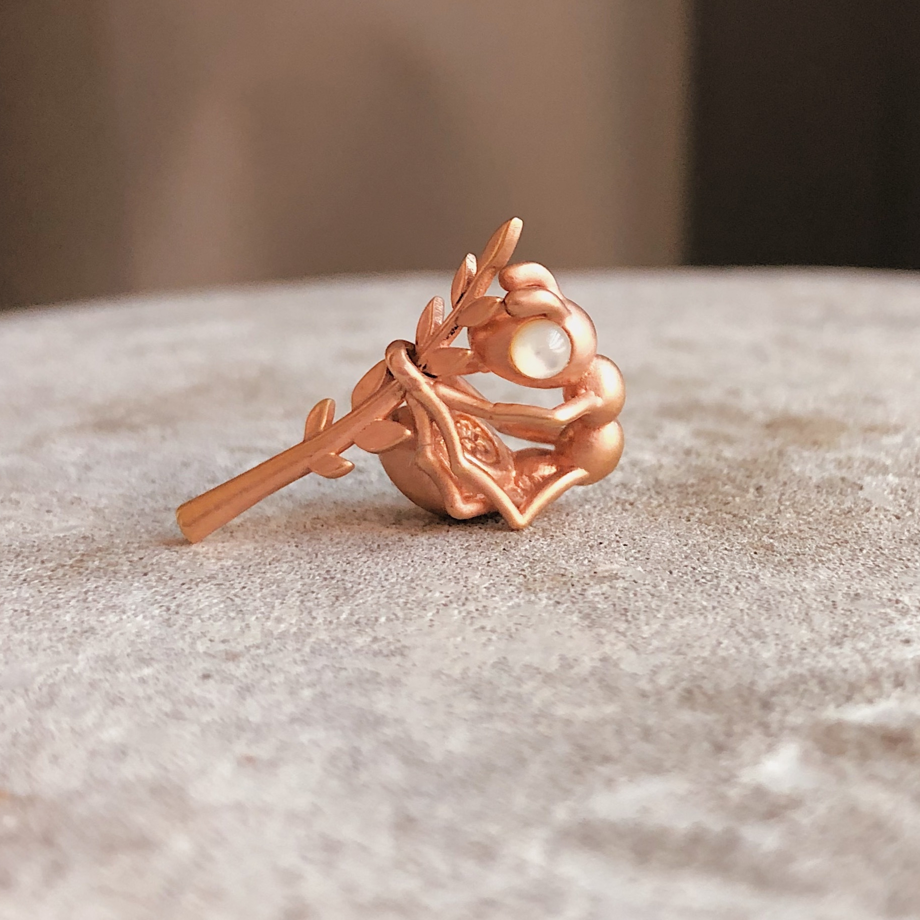 Розовый муравей с перламутровыми глазами - позолота