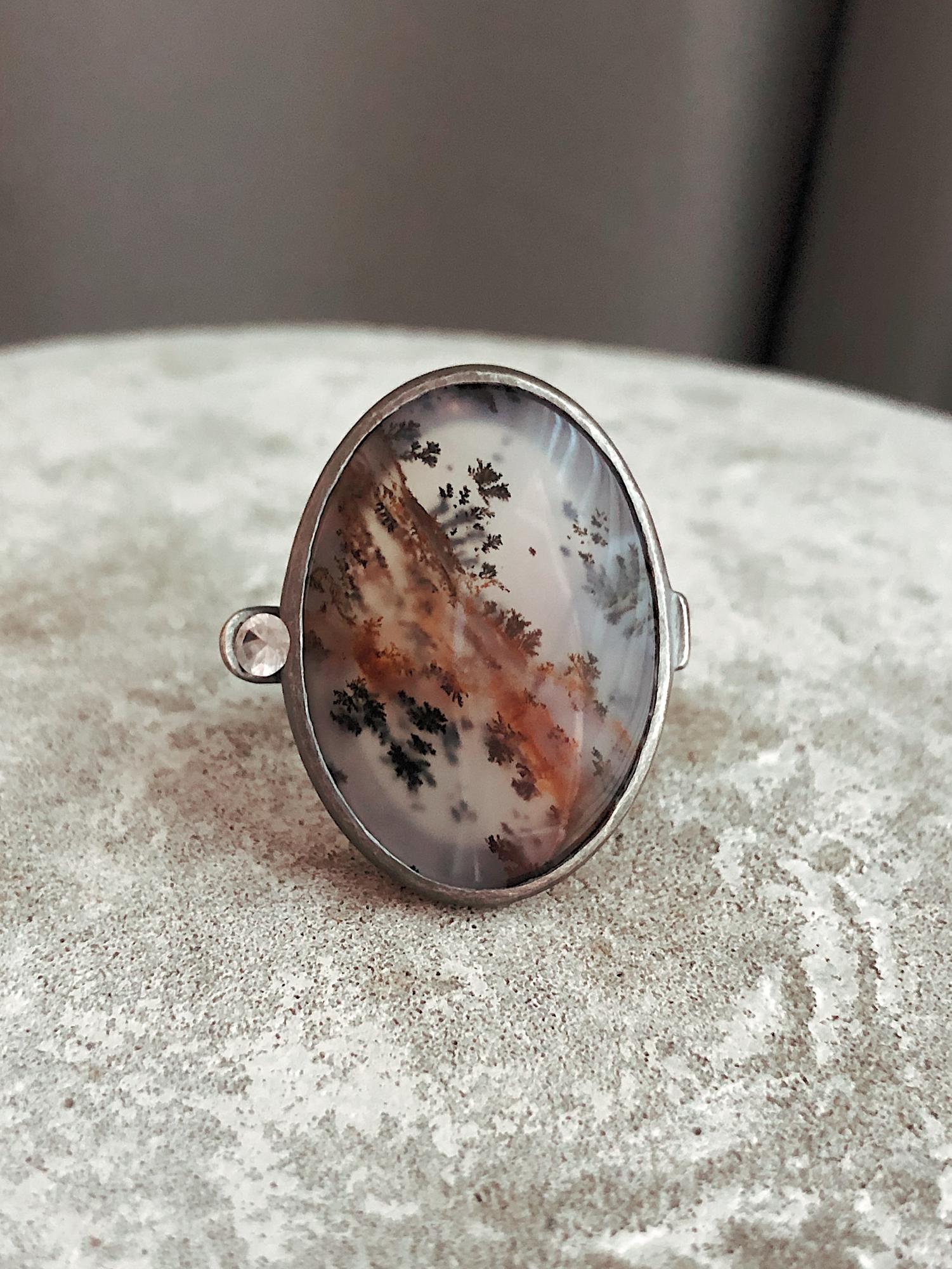 Единственный экземпляр! Кольцо с крупным пейзажным агатом и белым сапфиром