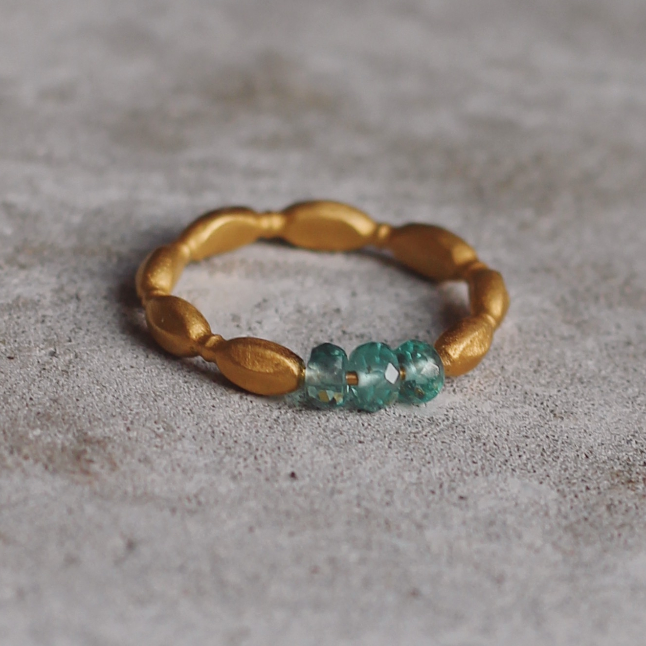 Кольцо позолоченное с  синтезированными изумрудами - Зерно