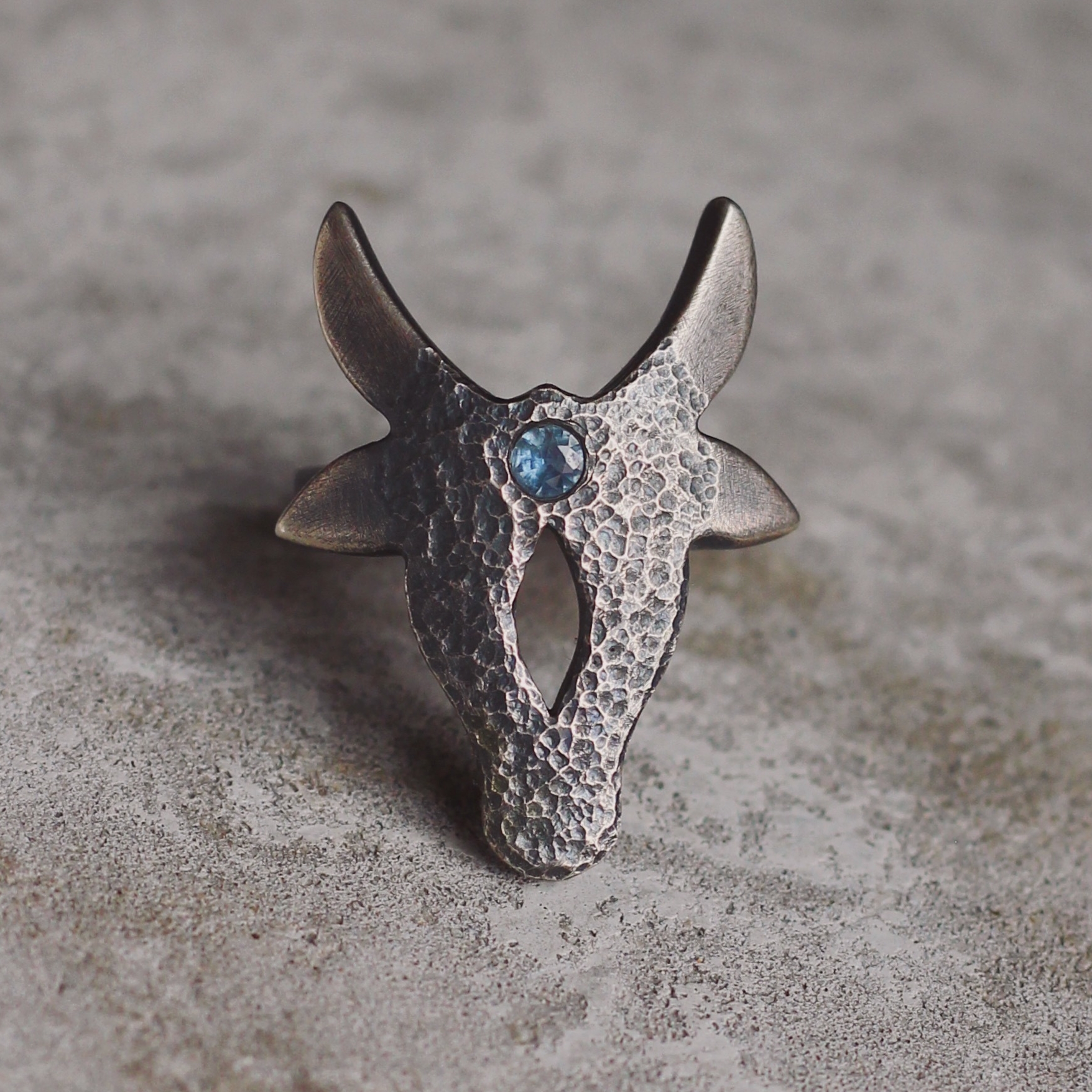 Кольцо с синтезированным сапфиром - Священная корова