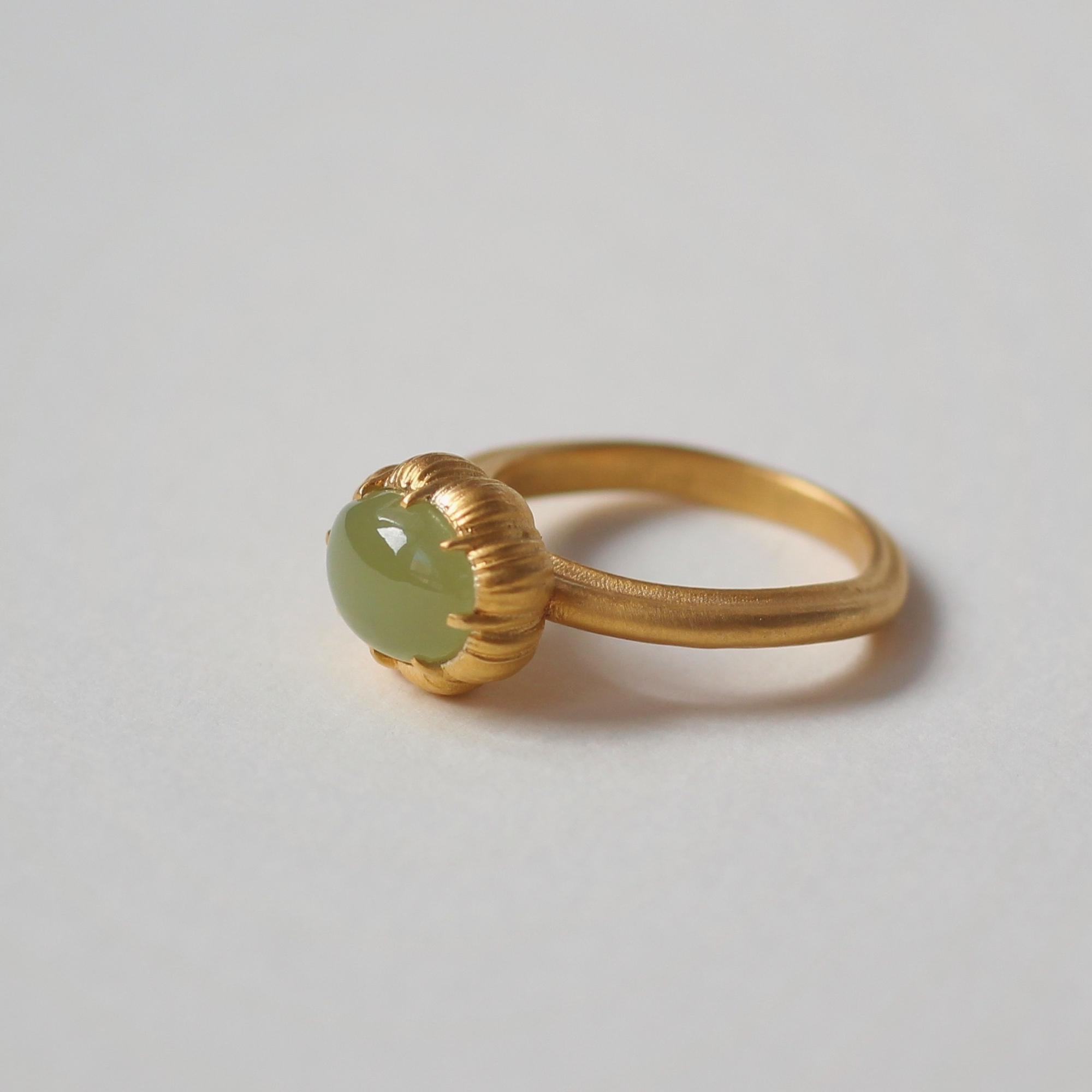 Кольцо Чеснок с оливковым нефритом - позолота