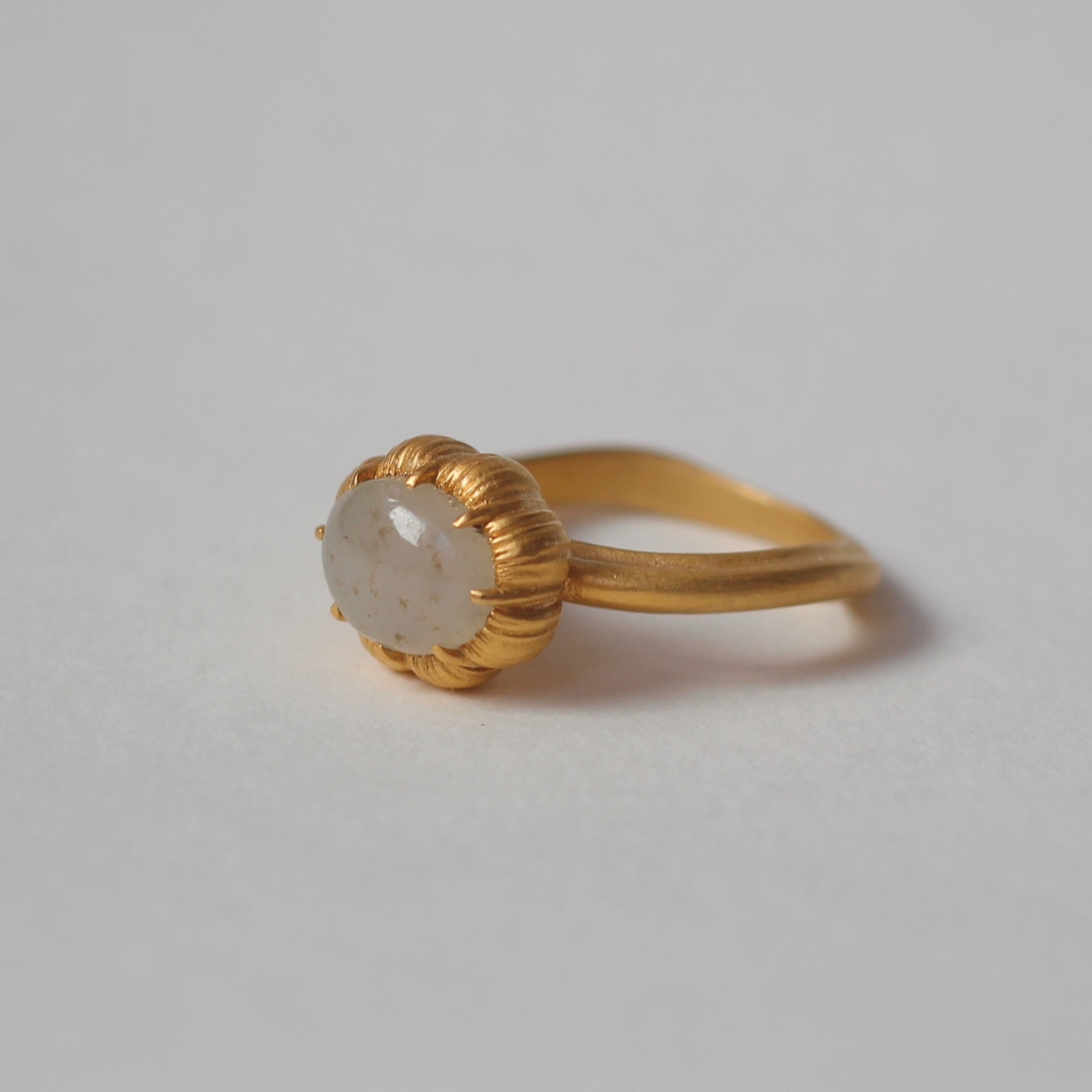 Кольцо Чеснок с бежевым нефритом - позолота