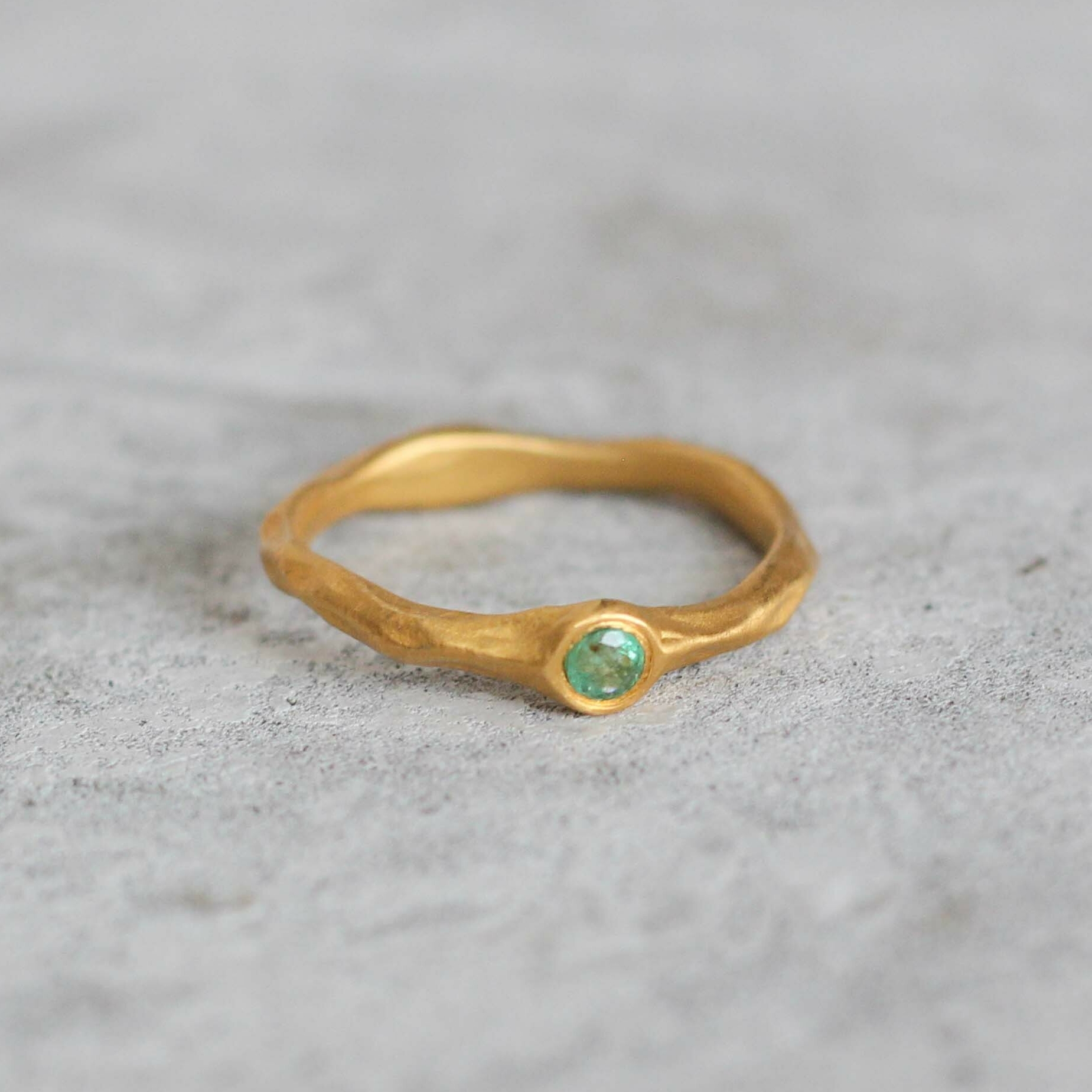 Кольцо Соло с синтезированным изумрудом - позолота