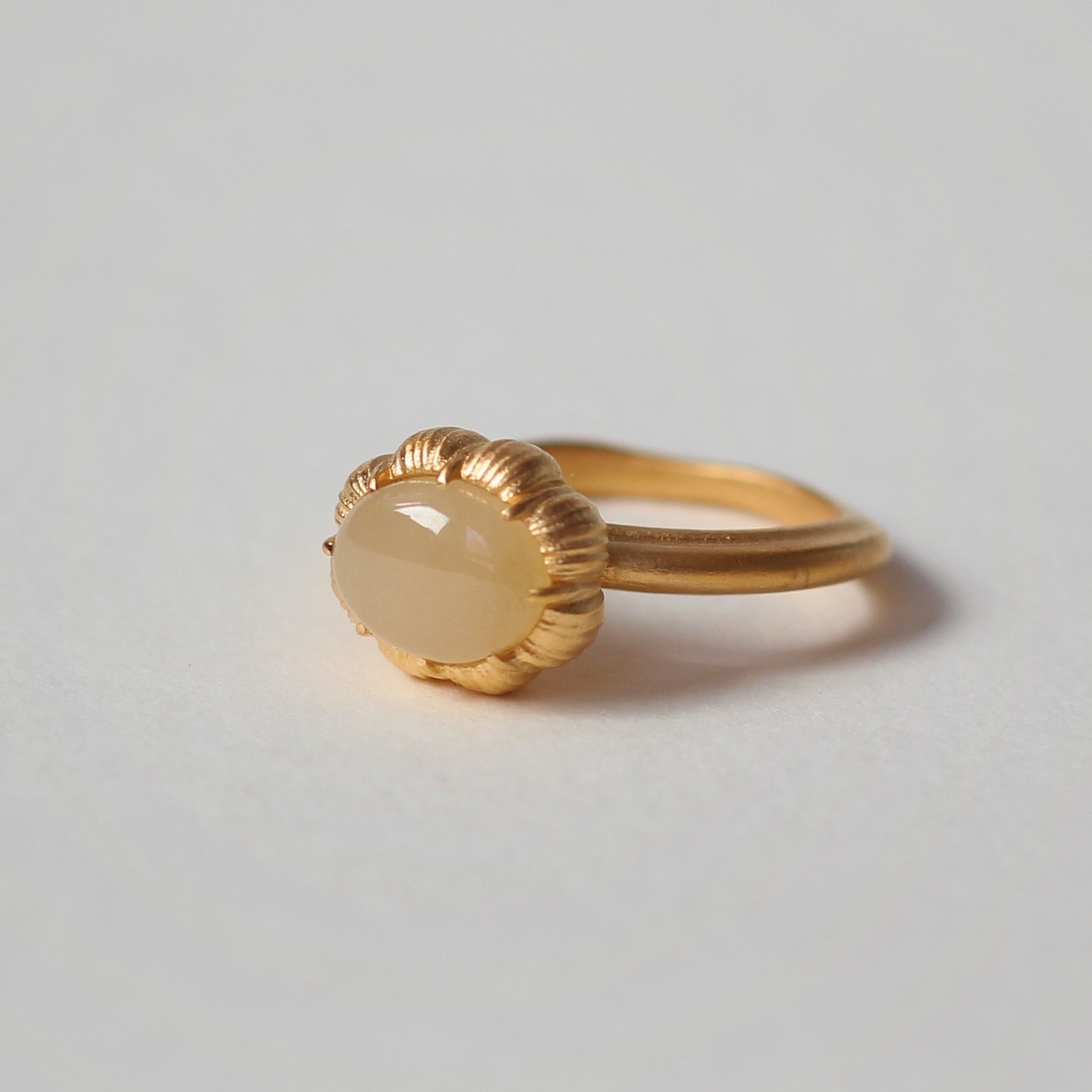 Кольцо Чеснок с нефритом топленое молоко - позолота