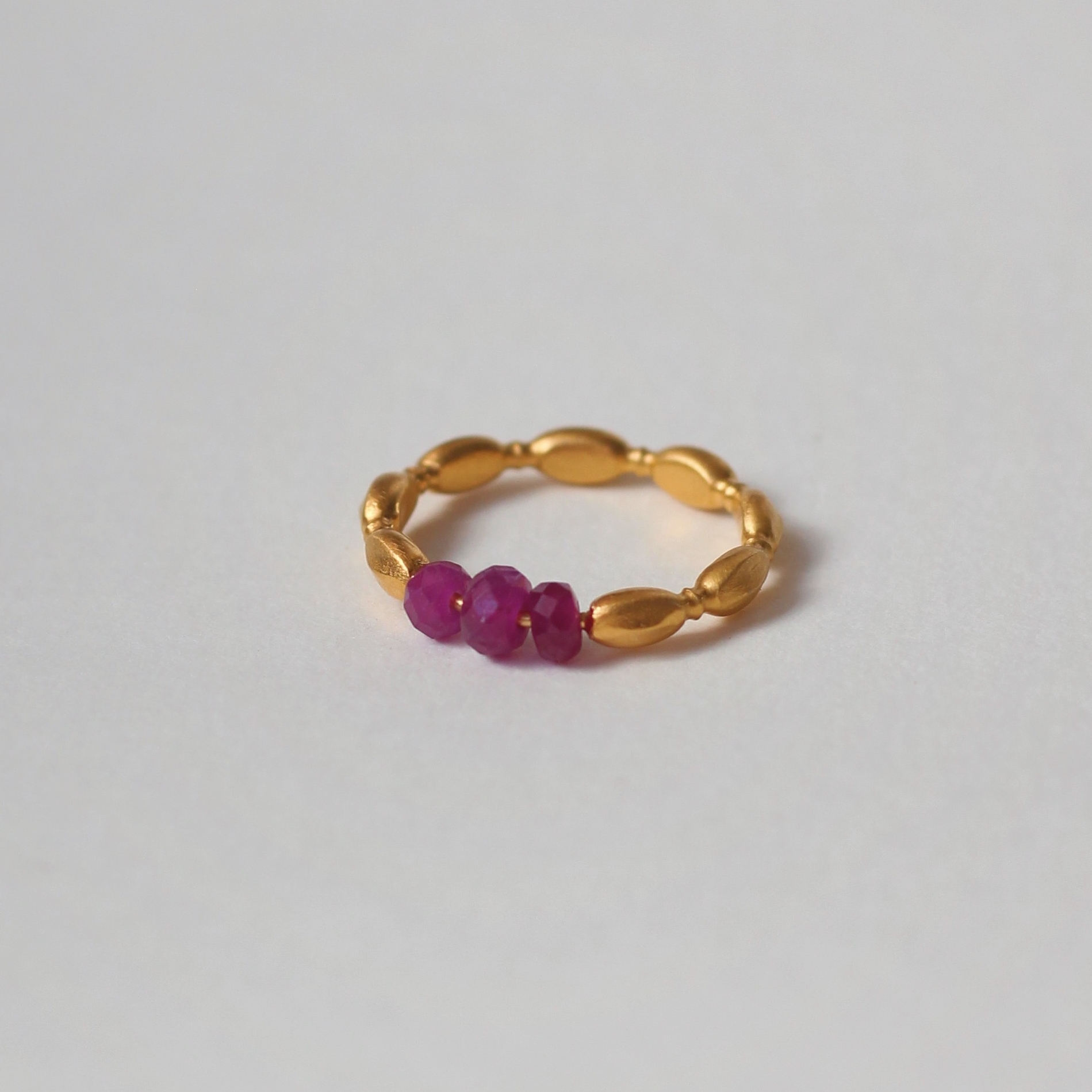 Зерно - кольцо позолоченное с синтезированными рубинами