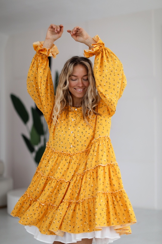 Платье «Пудра» из ярко-жёлтой вискозы с принтом