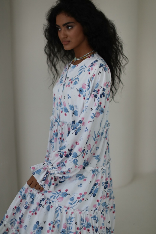 Платье «Пудра» с пышными рукавами  из белой вискозы с контрастным цветочным принтом