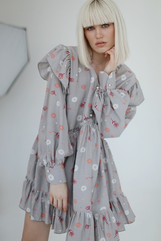 Платье «Sunny Queen» из вискозы серого цвета с принтом