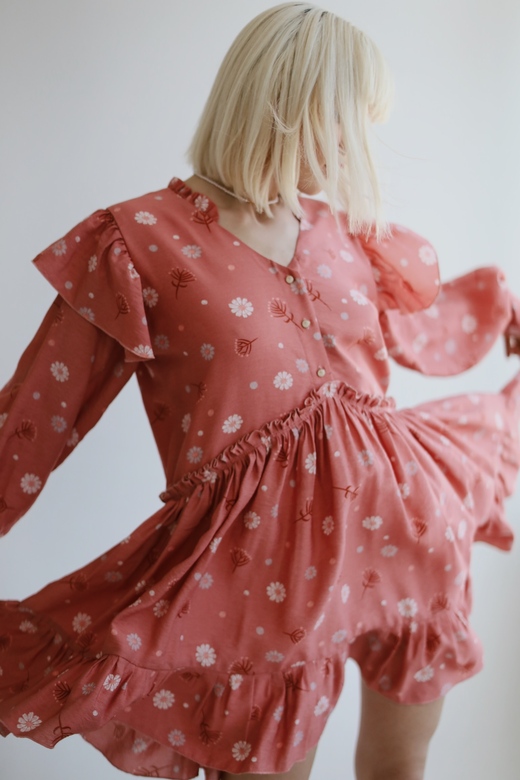 Платье «Sunny Queen» из вискозы персикового цвета с принтом