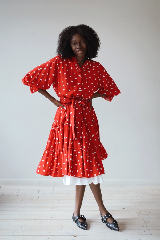 Платье «Happy» в длине миди  с принтом сердечки