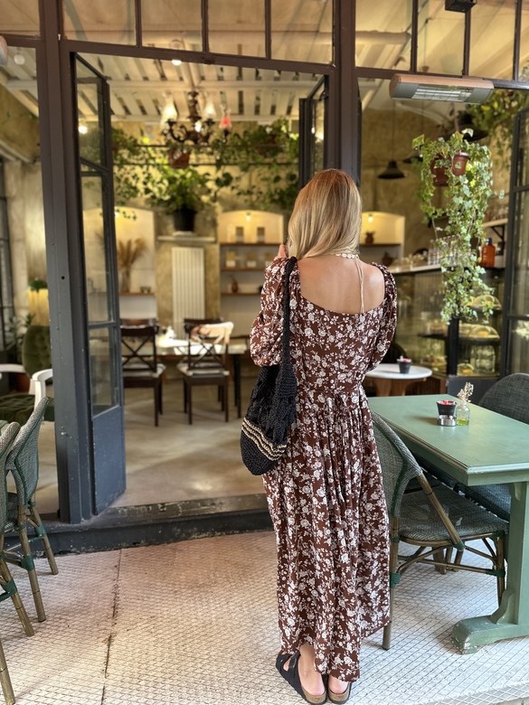 Платье «Мэри» midi из вискозы  шоколадного цвета с цветочным принтом