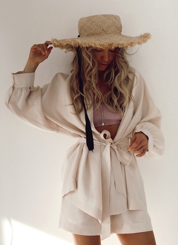 Костюм:кимоно с шортами из ткани с эффектом мокрого шелка.