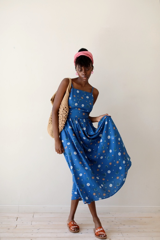 Сарафан из синей вискозы с ярким цветочным принтом