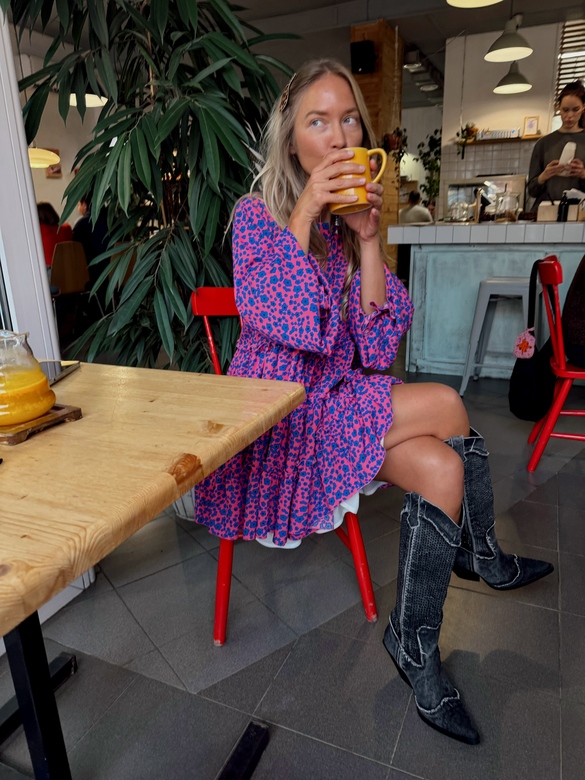 Платье «Пудра» из вискозы  контрастным принтом