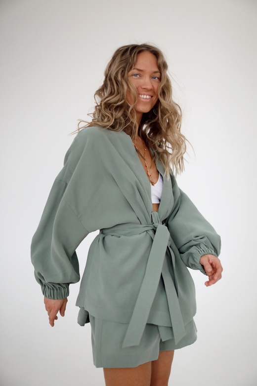 Костюм из вискозы оливкового цвета (кимоно на поясе с шортами)